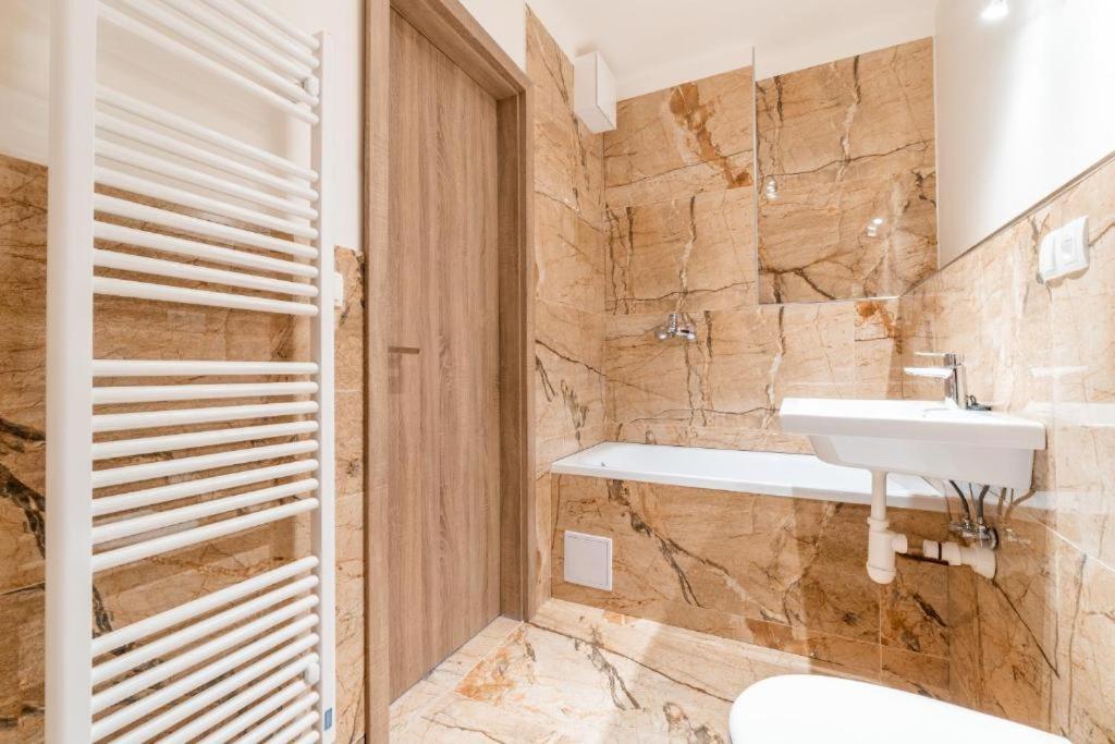 Brand New Studio Apartment #24 In Elite Residence With Free Secure Parking In The Center Prag Dış mekan fotoğraf